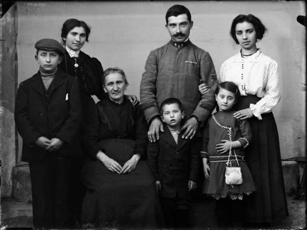 Piazza Brembana. Ritratto di un militare con la famiglia prima della partenza per il fronte