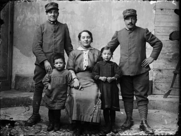 Piazza Brembana. Ritratto di due militari con una donna e due bambini