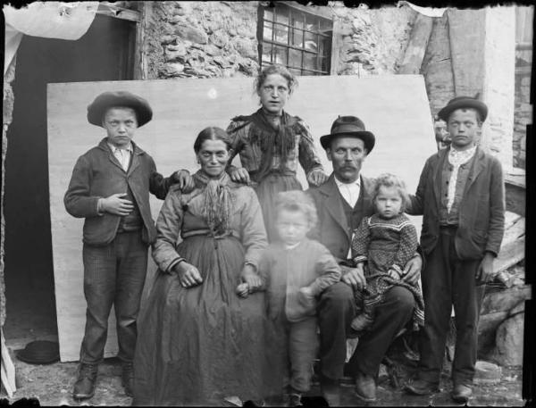 Val Brembana. Ritratto di famiglia con casa rurale sullo sfondo