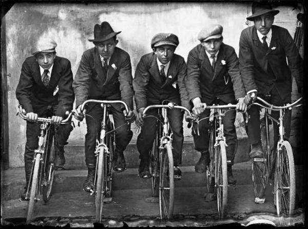 Piazza Brembana. Ritratto di un gruppo di amici in bicicletta