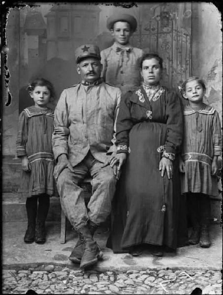 Piazza Brembana. Ritratto di un militare con la famiglia