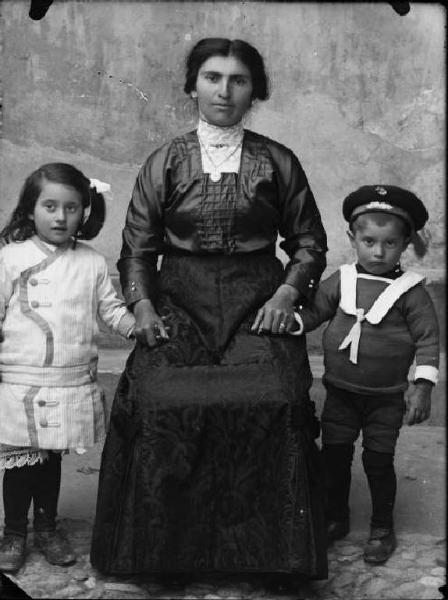 Piazza Brembana. Ritratto di una madre con i figli piccoli