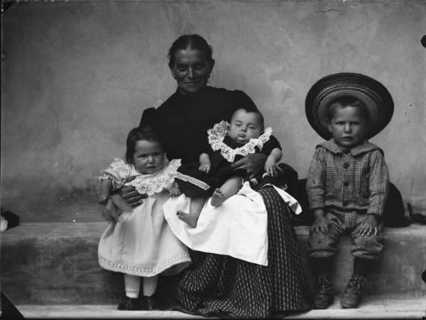 Piazza Brembana. Ritratto di donna con tre bambini piccoli