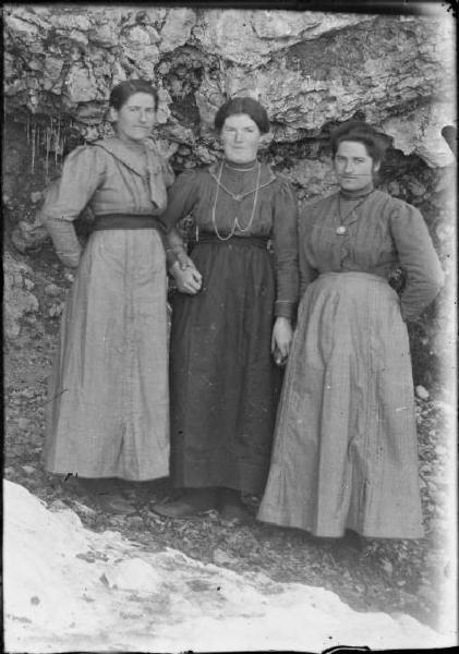 Val Brembana. Ritratto di tre donne con parete rocciosa sullo sfondo