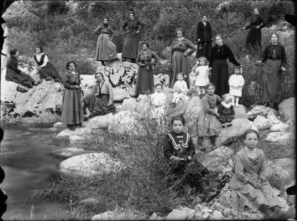 Val Brembana. Comitiva di donne e bambini in gita lungo il Brembo