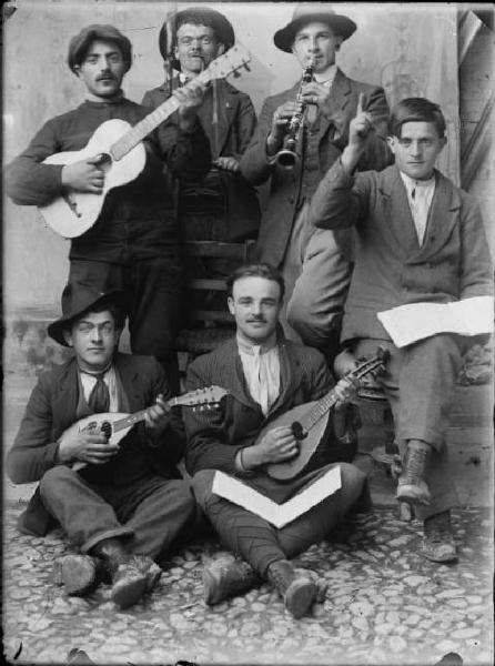 Piazza Brembana. Ritratto di un gruppo musicale in atto di suonare mandolini, chitarra e clarinetto