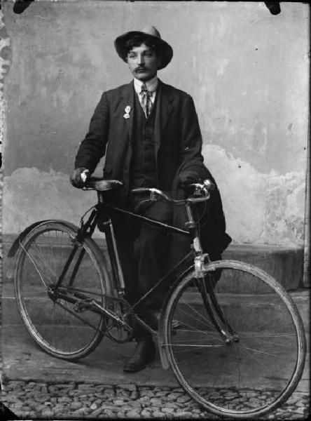 Piazza Brembana. Ritratto di uomo con bicicletta