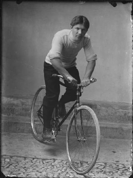 Piazza Brembana. Ritratto di giovane uomo in bicicletta