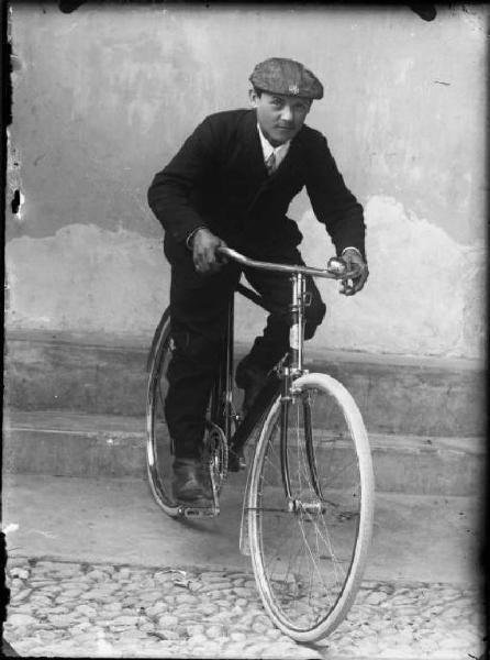 Piazza Brembana. Ritratto di uomo in bicicletta