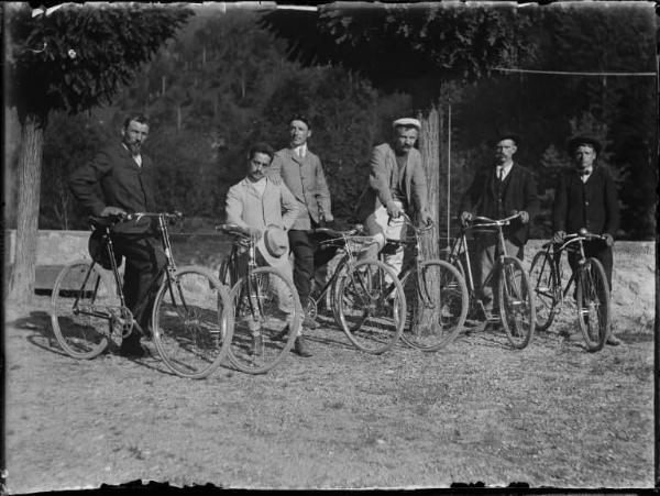 Val Brembana. Ritratto di gruppo di ciclisti in un paesaggio montano