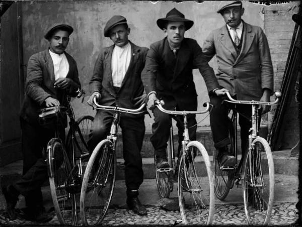 Piazza Brembana. Ritratto di quattro uomini in bicicletta