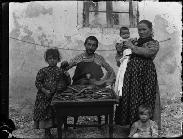 Val Brembana. Ritratto del calzolaio con la famiglia