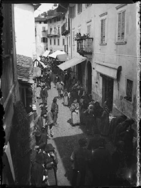 Piazza Brembana. Mercato nella via Priula (odierna via Fratelli Calvi)