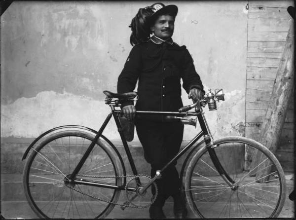 Piazza Brembana. Ritratto di bersagliere con bicicletta