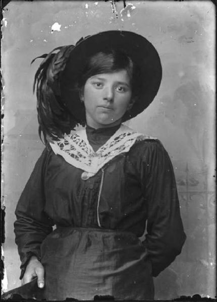 Piazza Brembana. Ritratto di giovane donna con cappello da bersagliere