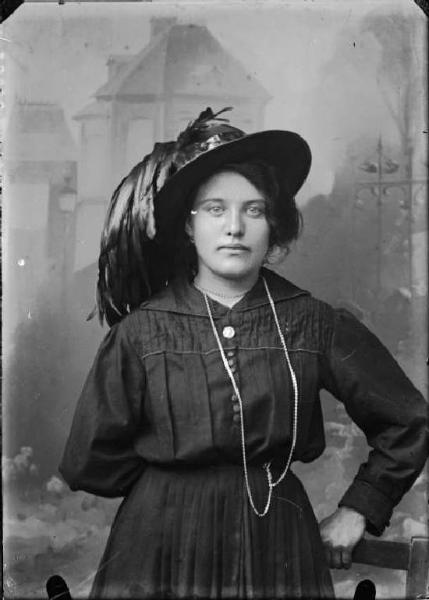 Piazza Brembana. Ritratto di donna con cappello da bersagliere