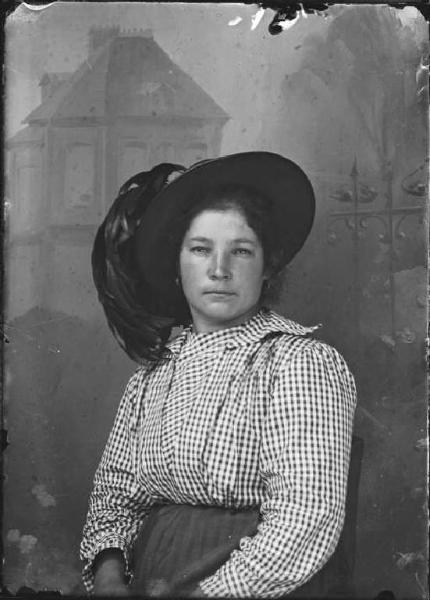 Piazza Brembana. Ritratto di donna di Roncobello con cappello da bersagliere