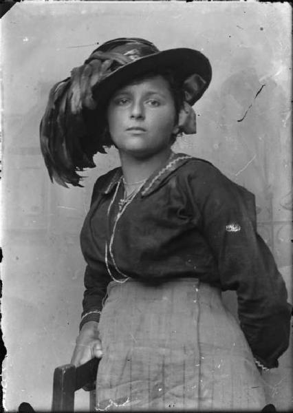 Piazza Brembana. Ritratto di donna con cappello da bersagliere