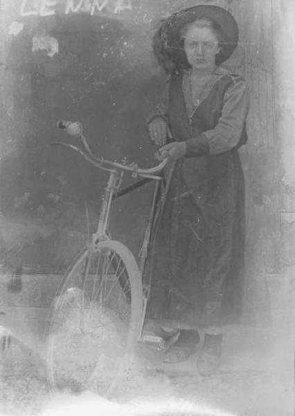 Piazza Brembana. Ritratto di donna di Lenna con cappello da bersagliere e bicicletta