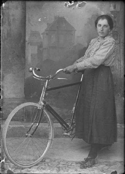 Piazza Brembana. Ritratto di donna con bicicletta