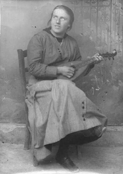 Piazza Brembana. Ritratto di donna seduta con mandolino