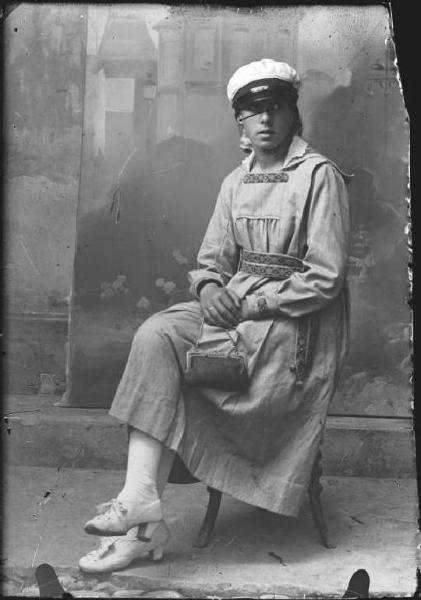 Piazza Brembana. Ritratto di donna seduta con cappello da marinaio e borsetta