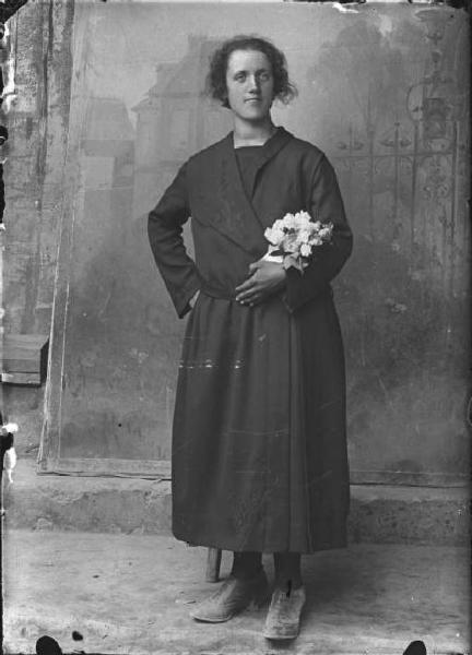 Piazza Brembana. Ritratto di donna con mazzolino di fiori