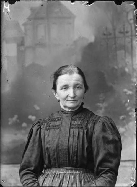 Piazza Brembana. Ritratto di donna anziana di Moio de' Calvi