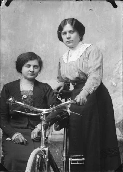 Piazza Brembana. Ritratto di due donne di Lenna con bicicletta