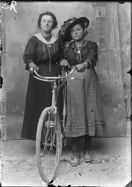 Piazza Brembana. Ritratto di due donne di Carona con bicicletta