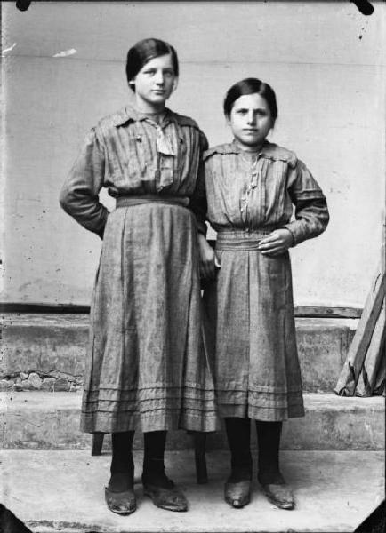 Piazza Brembana. Ritratto di due ragazze