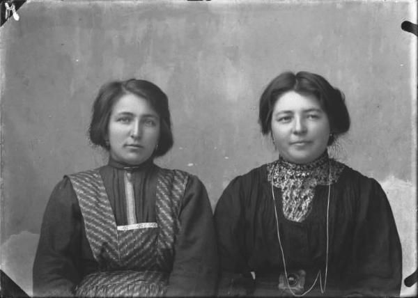 Piazza Brembana. Ritratto di due donne di Moio de' Calvi