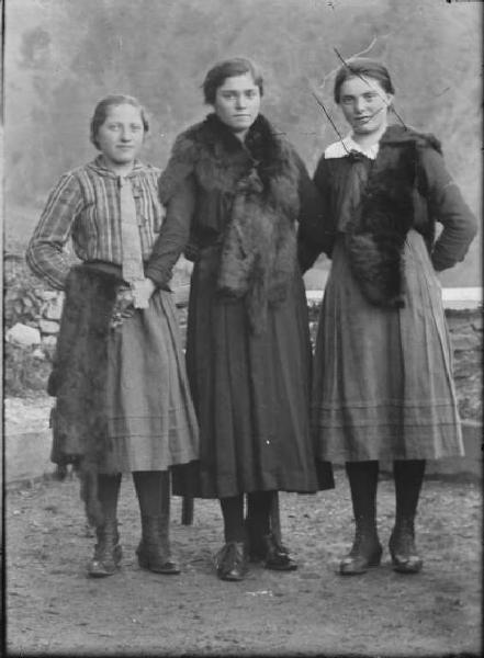 Val Brembana. Ritratto di tre giovani donne