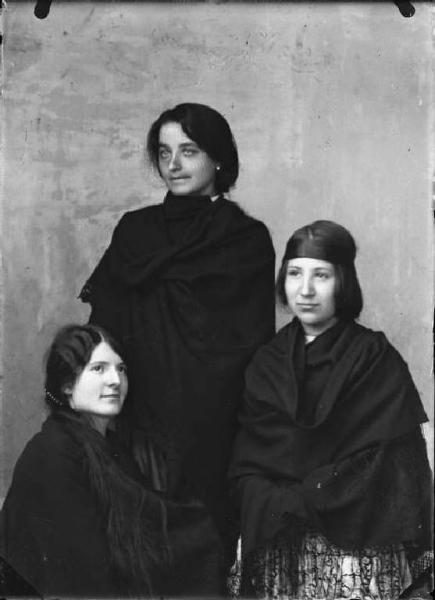 Val Brembana. Ritratto di tre giovani donne avvolte in mantelli