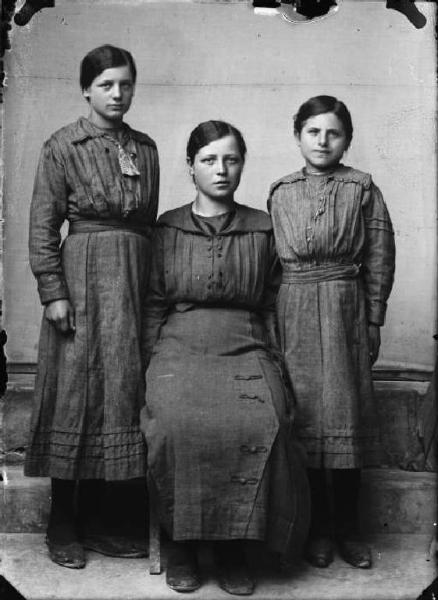 Piazza Brembana. Ritratto di tre ragazze