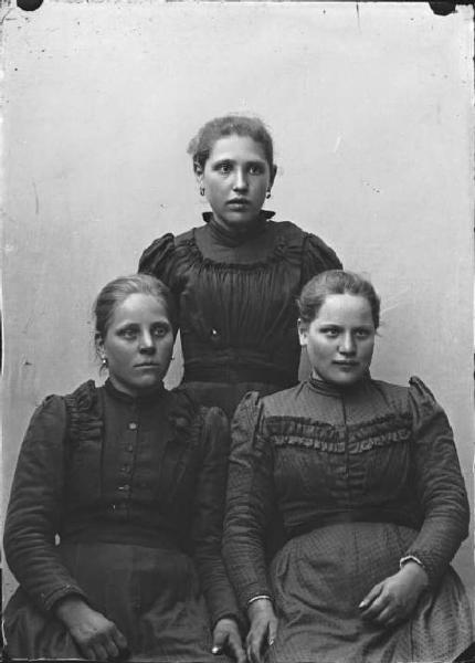 Piazza Brembana. Ritratto di tre ragazze