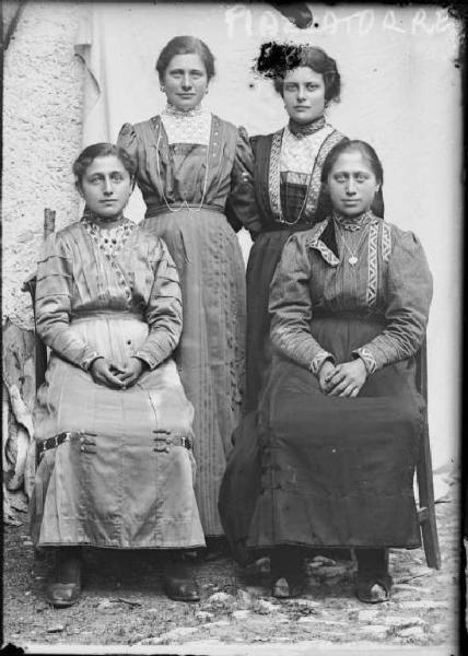 Piazzatorre. Ritratto di quattro giovani donne