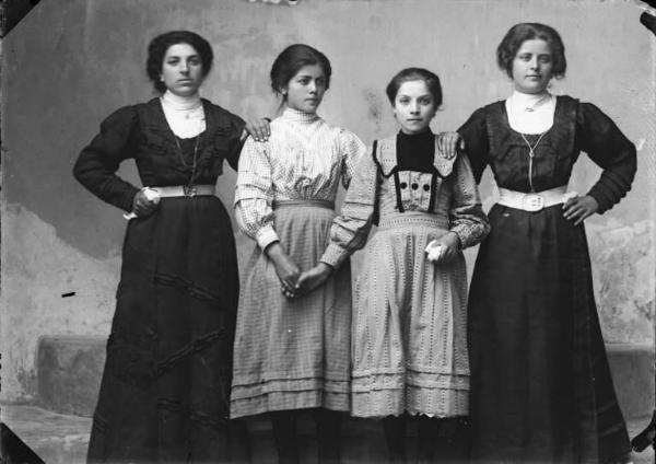 Piazza Brembana. Ritratto di due donne con due ragazze