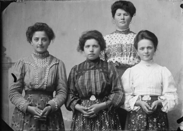 Piazza Brembana. Ritratto di donna di Lenna con tre ragazze