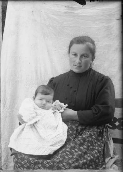 Val Brembana. Ritratto di donna con bambino piccolo sulle ginocchia