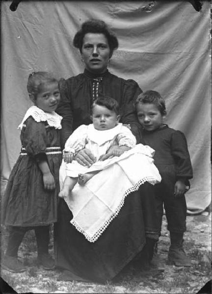 Val Brembana. Ritratto di donna con tre bambini