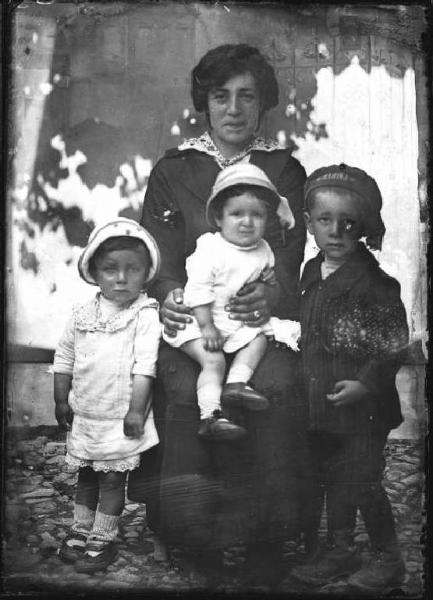 Piazza Brembana. Ritratto di donna con tre bambini