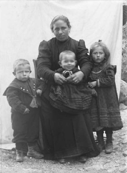 Val Brembana. Ritratto di donna con tre bambini