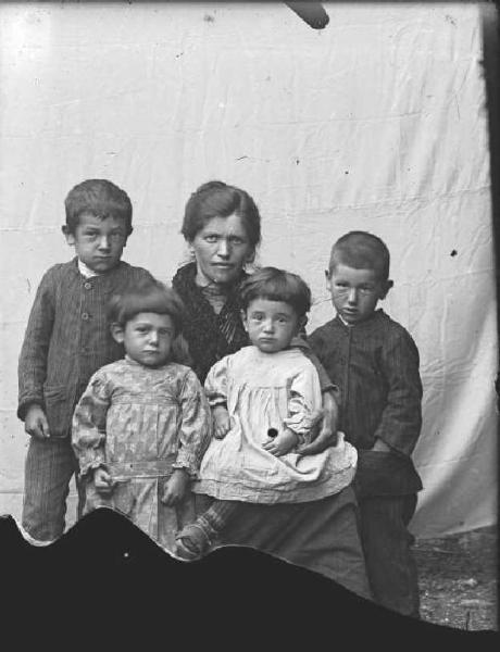 Val Brembana. Ritratto di donna con quattro bambini