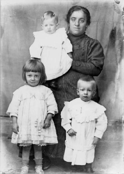 Piazza Brembana. Ritratto di donna con tre bambini