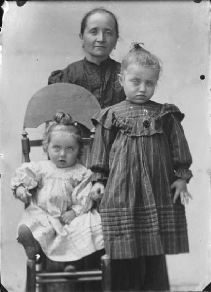 Piazza Brembana. Ritratto di donna con due bambine