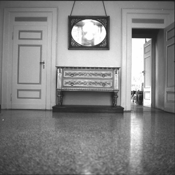 Villa Carlotta / Cassetone intarsiato neoclassico e specchiera