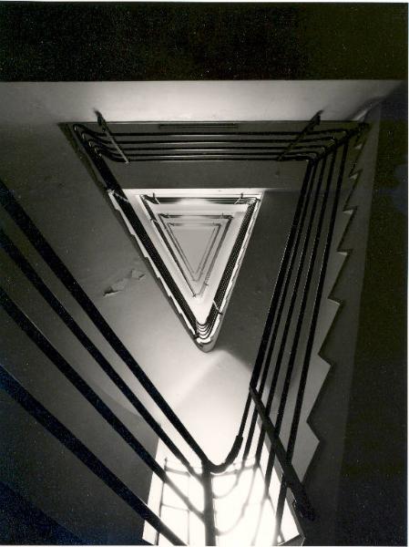 Novocomum / Veduta dal basso della scala triangolare d'angolo