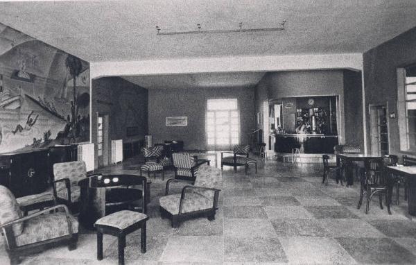 Sede della Canottieri Lario / La grande sala di soggiorno