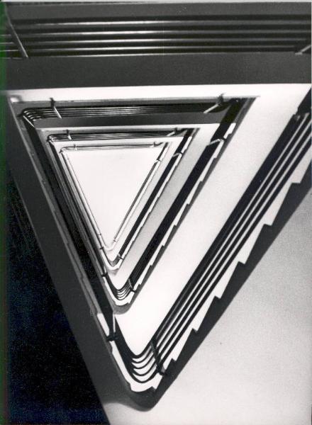 Novocomum / Veduta dal basso della scala triangolare d'angolo